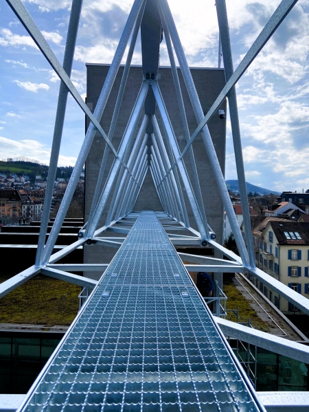 Der Übungskran, auf welchem Feuerwehrmänner Einsätze üben können